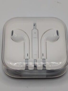 Apple iPhone Wired EarPods Earphones Earbuds in White 3.5 mm Jack